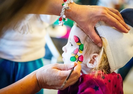 #snappyfacepainting #christmas #corporate #event #outletsatcastlerock #facepaint #facepainting #christmaslights